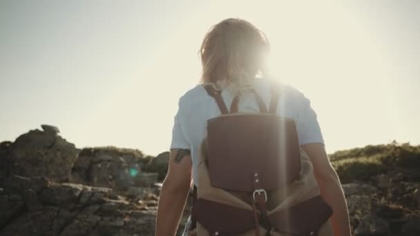 Nomad hipster millennial mochileiro turista — Vídeo de Stock