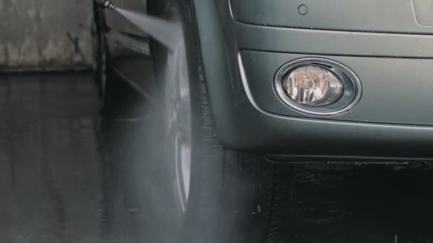 男子清洗大范或在自助服务汽车洗车 — 图库视频影像