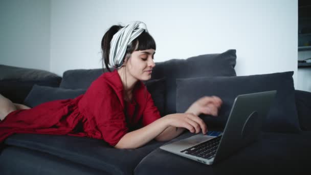 Giovane donna bruna paga per le cose online con la carta — Video Stock