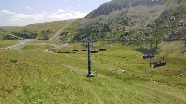 Images aériennes des pistes de ski vertes et des remontées mécaniques estivales — Video