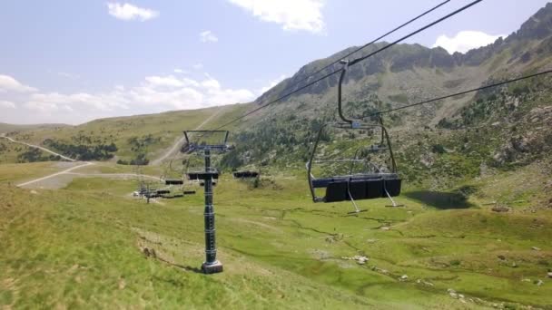 航拍镜头的夏天绿色滑雪斜坡和升降机 — 图库视频影像