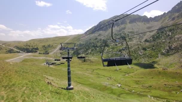 Légifelvételek nyári zöld ski lejtők és felvonók — Stock videók