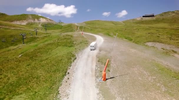 Imágenes aéreas de pistas de esquí y remontes verdes de verano — Vídeos de Stock