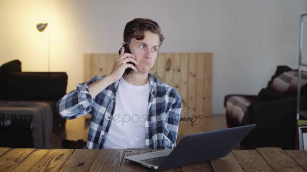 Handsome angry man talks shouts on phone — Stock Video