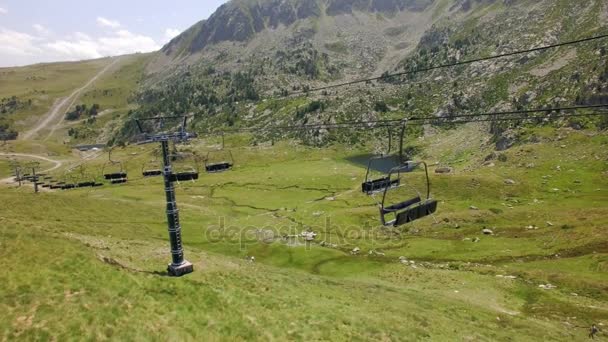 Légifelvételek nyári zöld ski lejtők és felvonók — Stock videók