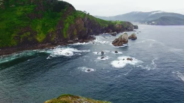 Atemberaubende Landschaft im Norden Spaniens aus der Luft gesehen — Stockvideo