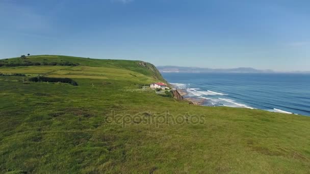 Schöner sonniger Tag an Küste und Haus auf Klippe — Stockvideo