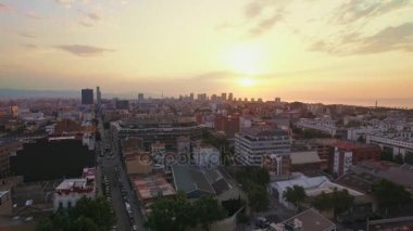 Yoğun şehir manzarası gündoğumu üzerinde casus uçak video