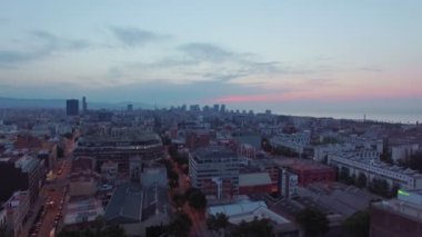 Yoğun şehir manzarası gündoğumu üzerinde casus uçak video