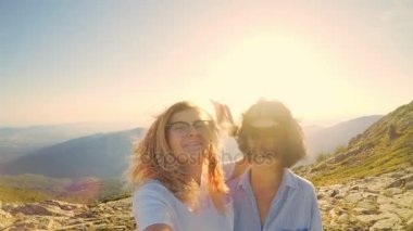 İki sevimli bayan arkadaş selfie olun