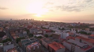 Yoğun şehir manzarası gündoğumu üzerinde casus uçak video