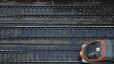 Tren geçerken üzerinde Üstten Görünüm