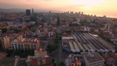 Yoğun şehir manzarası gündoğumu üzerinde casus uçak video