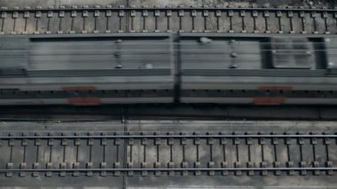 Tren geçerken üzerinde Üstten Görünüm