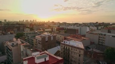 Yoğun şehir manzarası gündoğumu üzerinde casus uçak video