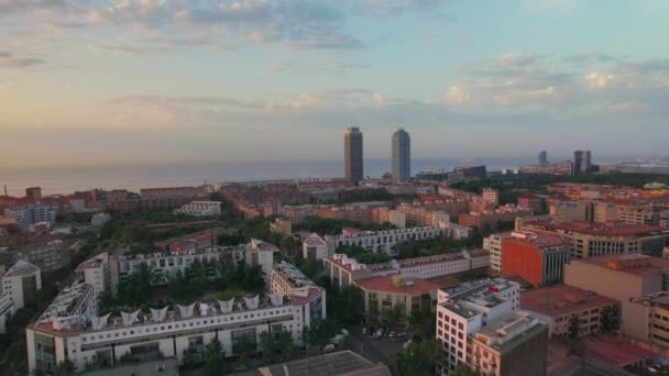 Drone video de la ciudad ocupada skyline en la salida del sol — Vídeo de stock