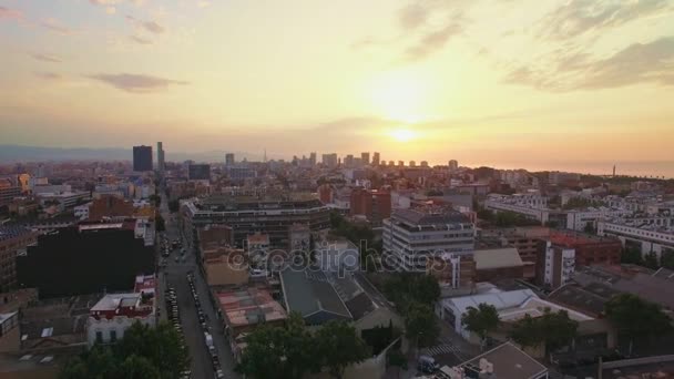 Drone vídeo of busy city skyline on sunrise — Vídeo de Stock