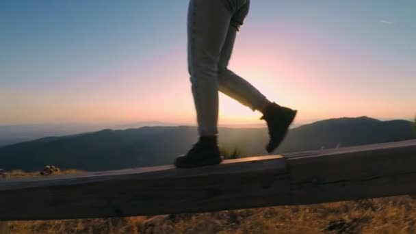 Nahaufnahme von Stiefeln auf dem Hintergrund des Sonnenuntergangs — Stockvideo