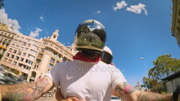 Motociclista cool e alla moda sulle strade della città — Video Stock