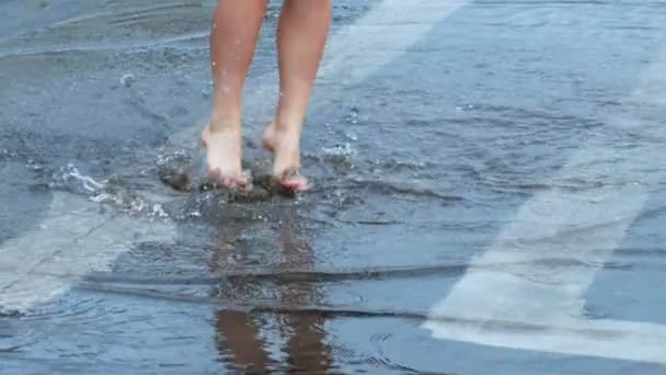 Meisje geniet van regen op het dak van haar huis — Stockvideo