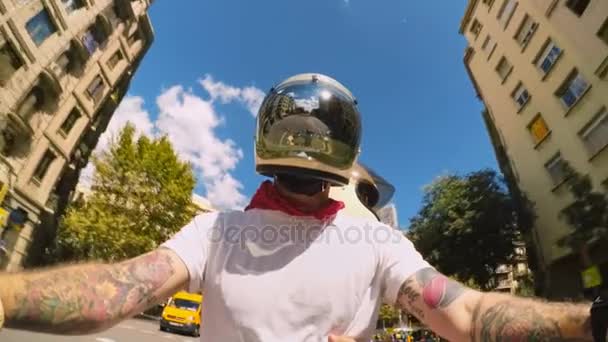 Motocycliste cool et branché dans les rues de la ville — Video