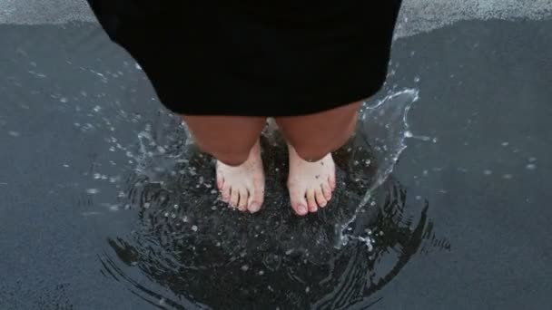 Meisje geniet van regen op het dak van haar huis — Stockvideo