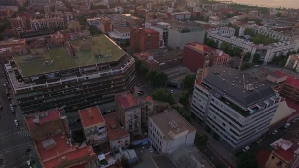 Yoğun şehir manzarası gündoğumu üzerinde casus uçak video — Stok video