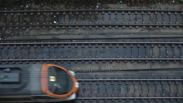 Blick von oben auf vorbeifahrende Züge — Stockvideo
