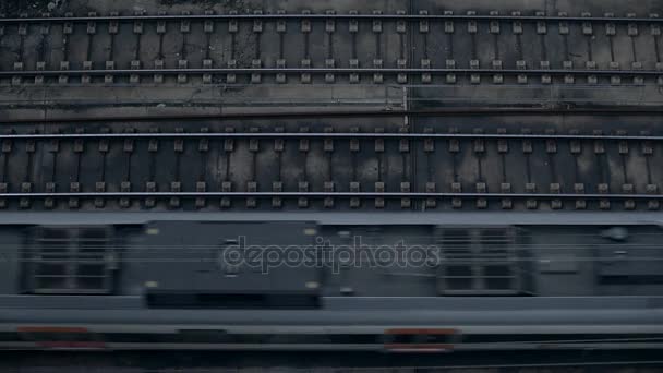 Vue de dessus sur les trains qui passent 