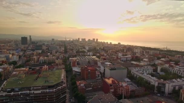 Drone video de la ciudad ocupada skyline en la salida del sol — Vídeo de stock