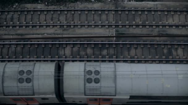Вид сверху на медленное движение поездов — стоковое видео