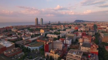 Yoğun şehir manzarası gündoğumu üzerinde casus uçak video