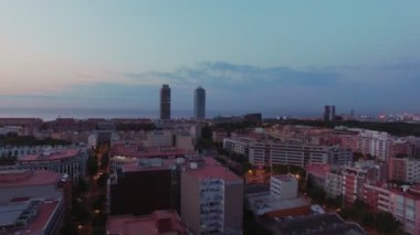 Yoğun şehir manzarası gündoğumu üzerinde casus uçak video