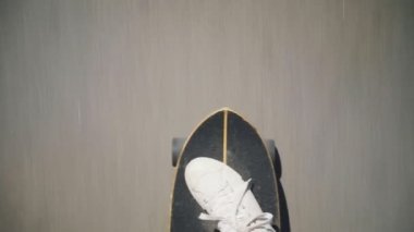 Buz pateni longboard beach promenade üzerinde