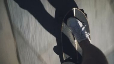 Buz pateni longboard beach promenade üzerinde