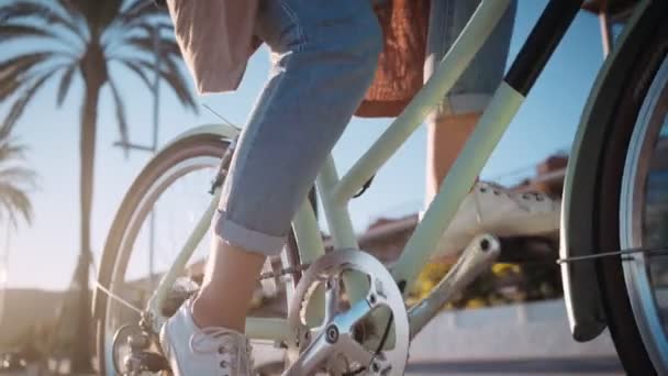 Flickan cykling i strandpromenaden — Stockvideo