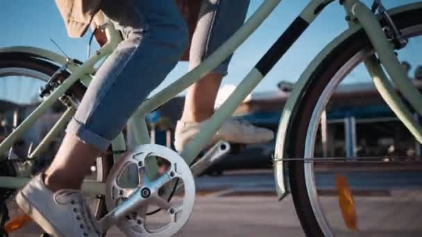 Chica es ciclismo en el paseo marítimo — Vídeo de stock