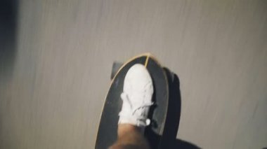 Buz pateni longboard beach promenade üzerinde