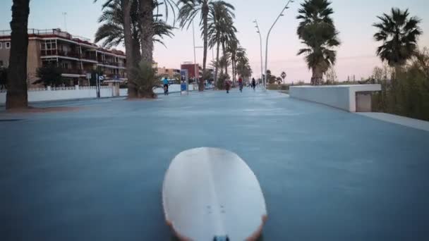 Schaatsen longboard op strandpromenade — Stockvideo