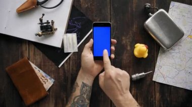 Elleri kullanmak telefon ile farklılık chroma anahtar ekranlar - kırmızı, mavi, yeşil