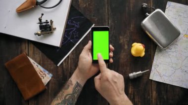 Elleri kullanmak telefon ile farklılık chroma anahtar ekranlar - kırmızı, mavi, yeşil