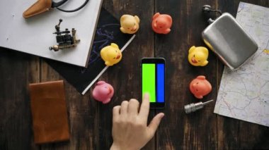 Elleri kullanmak telefon ile farklılık chroma anahtar ekranlar - kırmızı, mavi, yeşil