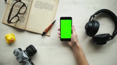 Elleri kullanmak telefon ile farklılık chroma anahtar ekranlar - kırmızı, mavi, yeşil