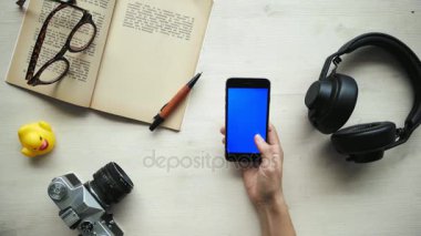 Elleri kullanmak telefon ile farklılık chroma anahtar ekranlar - kırmızı, mavi, yeşil