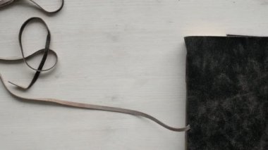 Adamın elleri açık el yapımı a4 defter gerçek deri kapağı ile