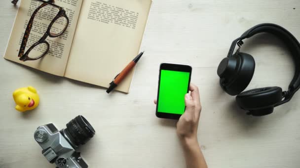 Zeiger verwenden Telefon mit unterschiedlichen Chroma-Tasten-Bildschirmen - rot, blau, grün — Stockvideo