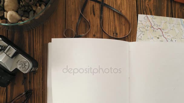 Mans mãos abertas handmade a4 notebook com capa de couro real — Vídeo de Stock