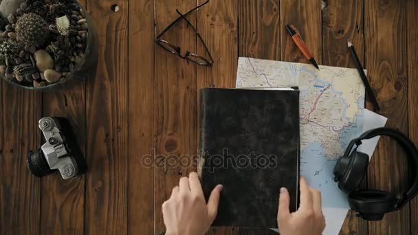 Mans händer öppna handgjord a4 notebook med äkta läderklädsel — Stockvideo