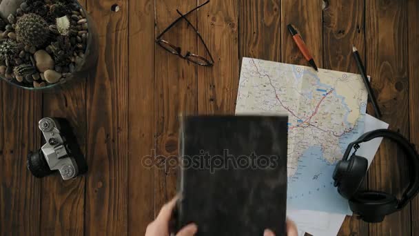 Mans mãos abertas handmade a4 notebook com capa de couro real — Vídeo de Stock