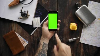 Elleri kullanmak telefon ile farklılık chroma anahtar ekranlar - kırmızı, mavi, yeşil